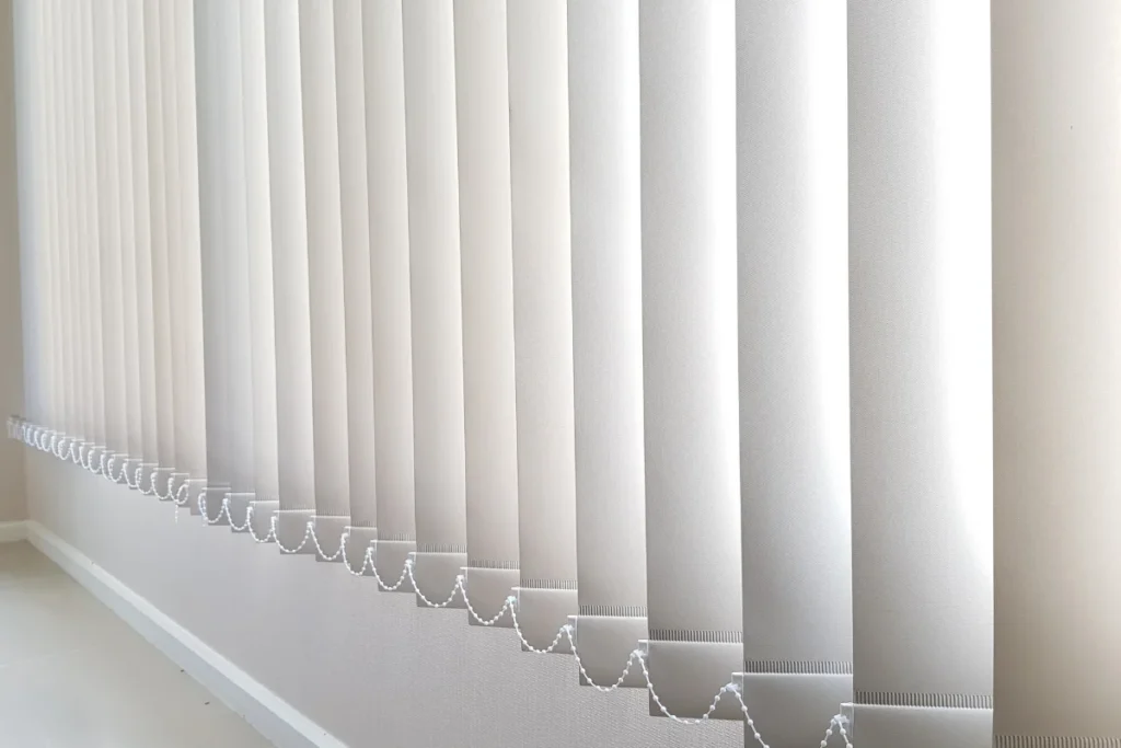 ม่านปรับแสงประตู รุ่นกันแสง 100% สีเบจ แสดงถึงชายม่านปรับแสง